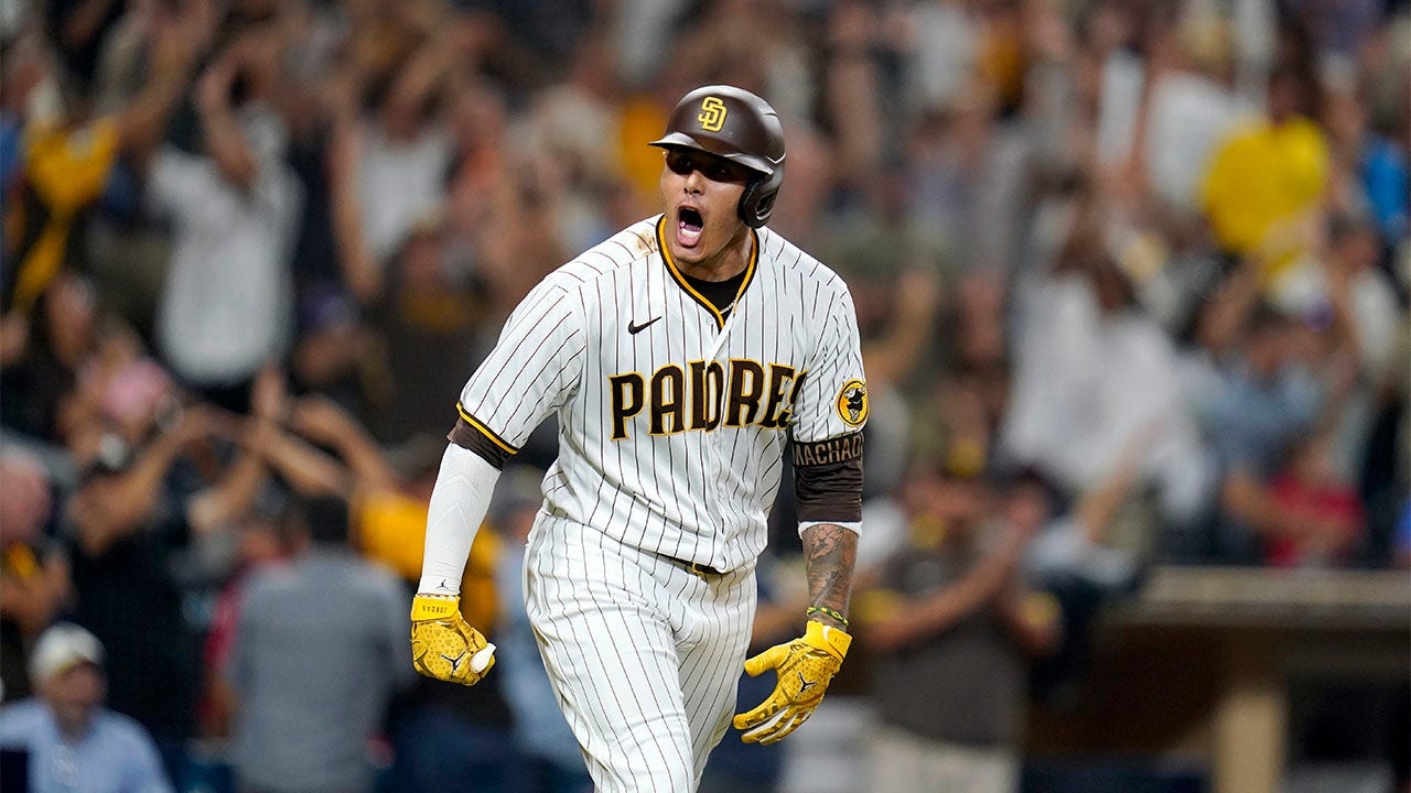 Manny Machado hits a walk-off home run to propel the Padres over the Giants