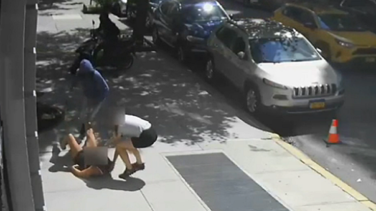 New York City Woman Fights Off Pair Of Moped Riding Robbers Police