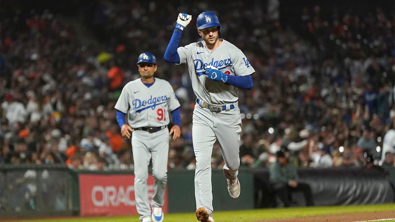 MLB roundup: Giants topple Dodgers to stay hot on road