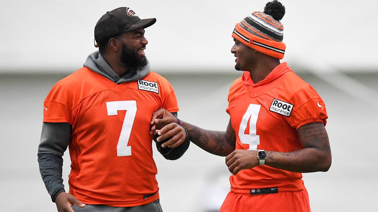 Cleveland Browns quarterback Jacoby Brissett (7) runs for a first