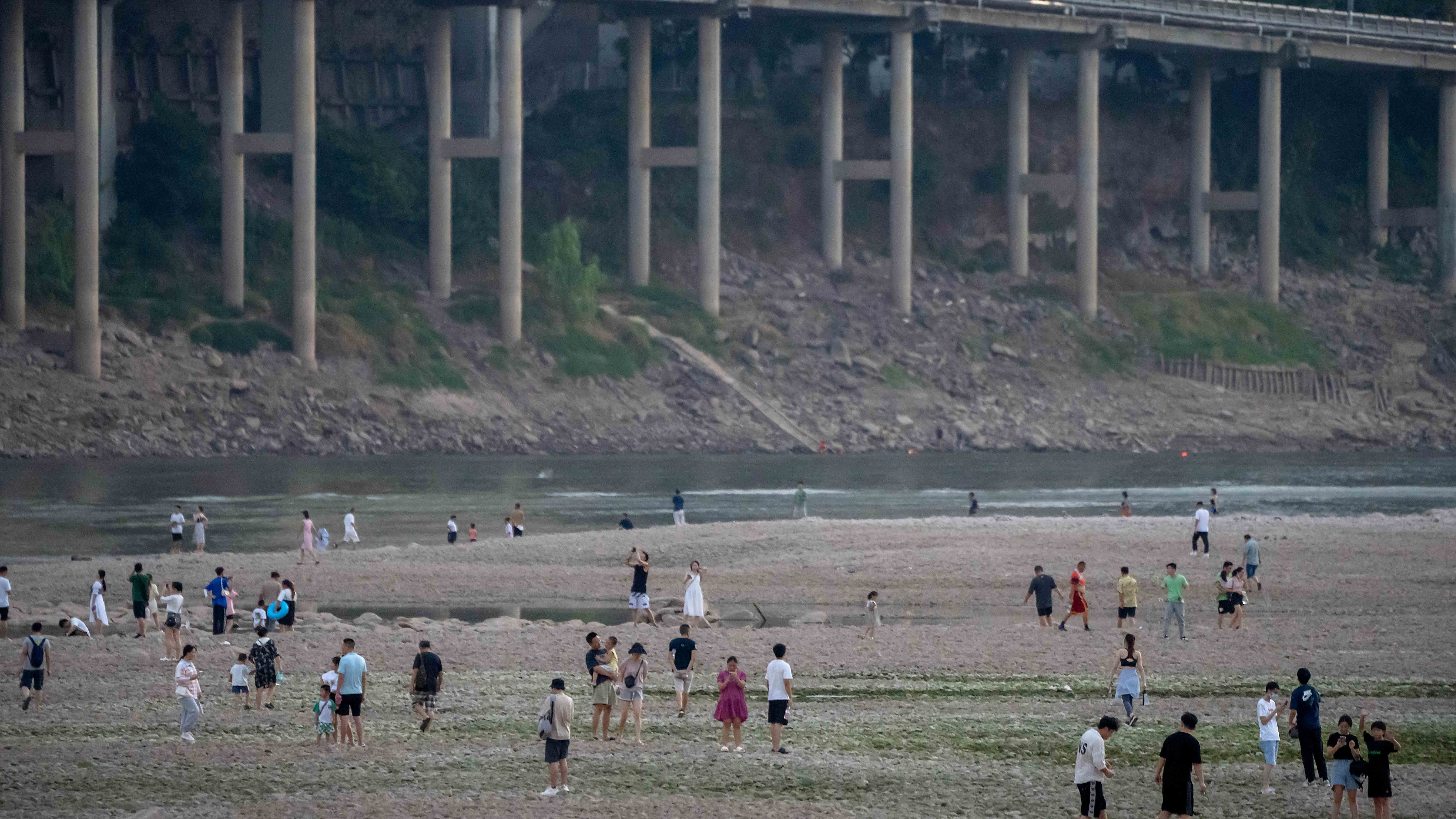 Первая волна жары пришла на пиренейский. Янцзы 2022 год. Жара в Китае. Засуха в Китае. Река Янцзы.