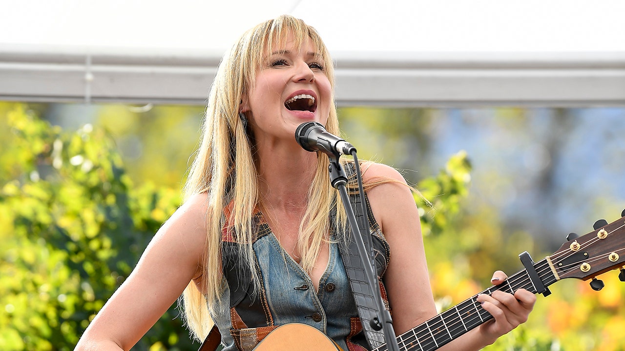Jewel's tour bus goes up in flames: Calls bus driver a 'hero'