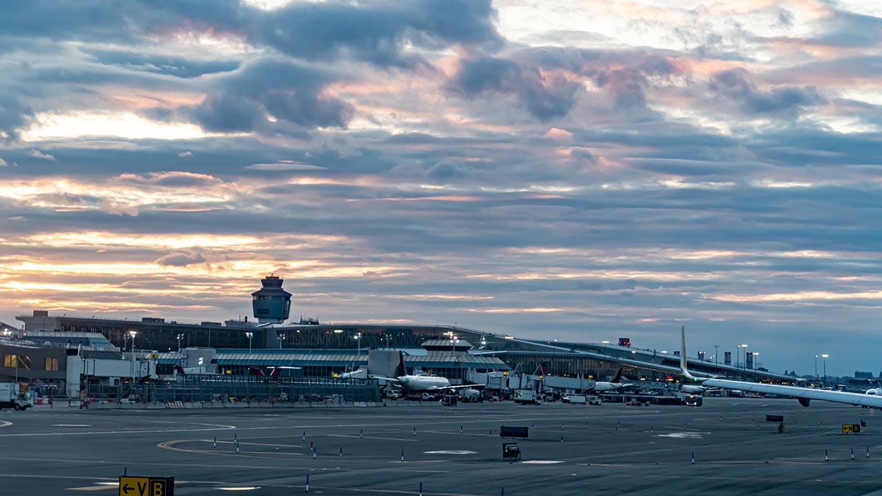 Non permanent ground stop issued at New York's LaGuardia Airport