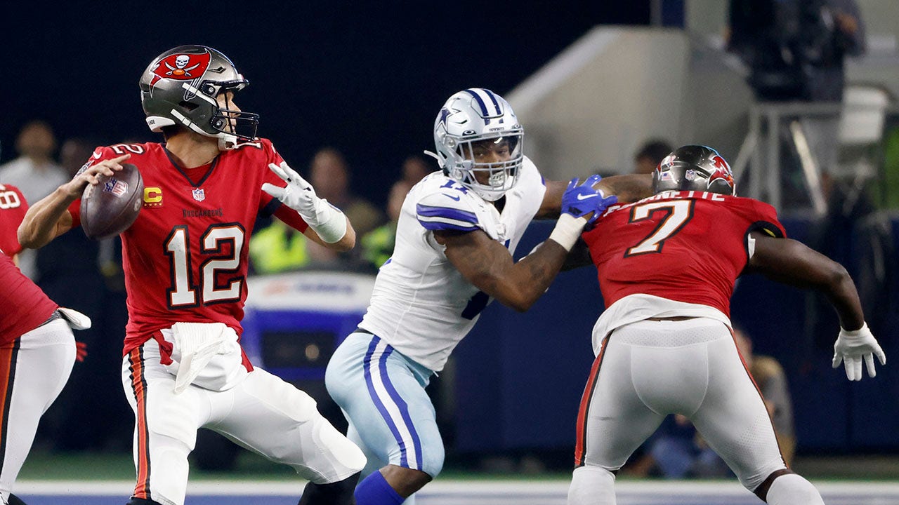 Cowboys' Micah Parsons Calls Buccaneers RB a 'P****' for Block