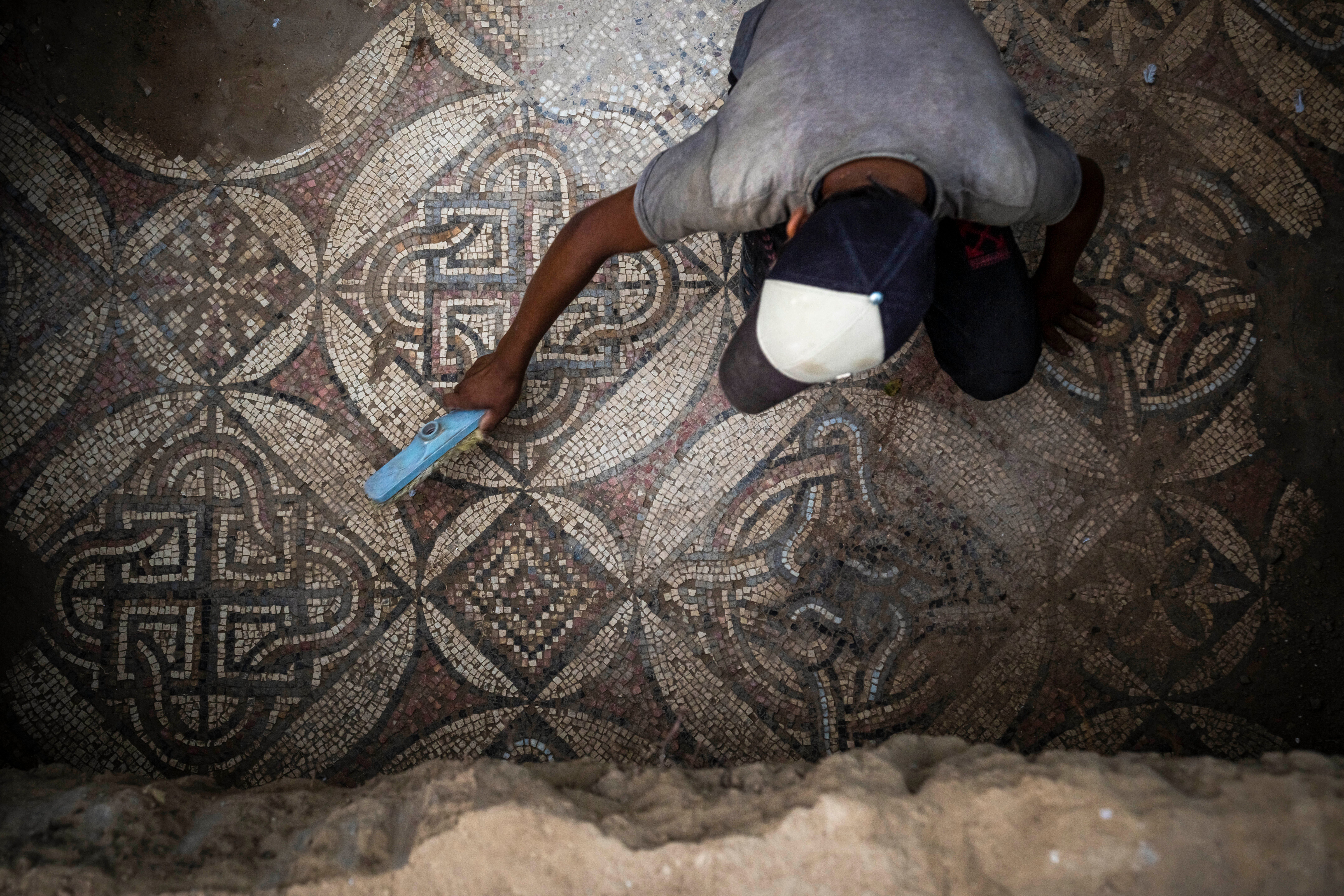 Un fermier palestinian a găsit un mozaic rar din epoca bizantină în timp ce plantează măslin în Gaza