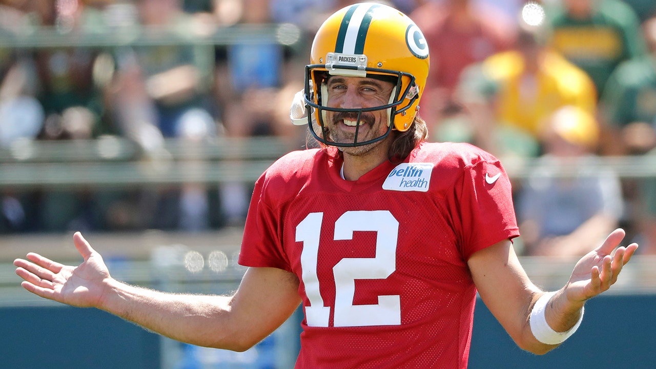 Aaron Rodgers takes swipe at division rivals’ fan bases who think this is their teams’ year