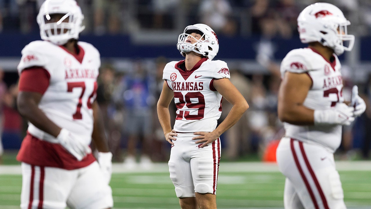 Arkansas' Cam Little misses game-winning field goal, kick attempt hits very top of upright
