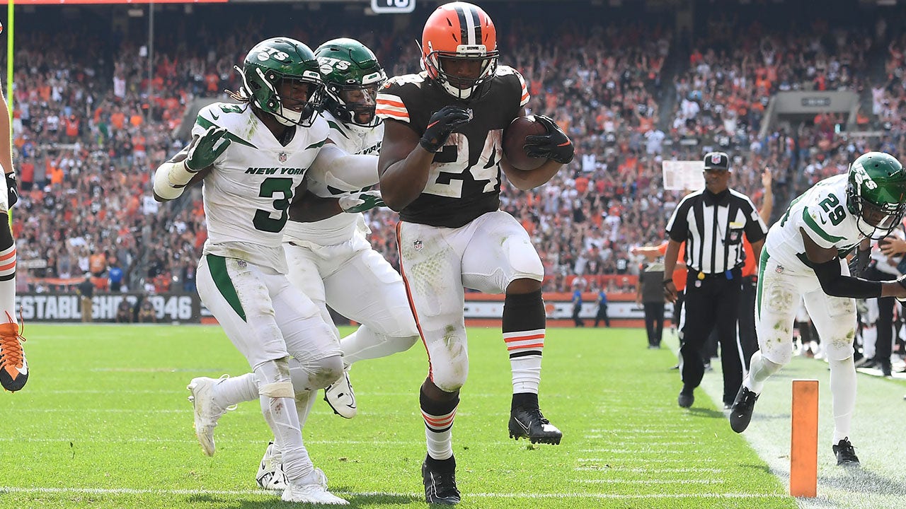 Watch Nick Chubb's 1-yard touchdown run on a fourth down for