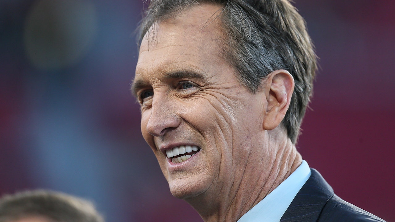 El locutor de la NFL, Cris Collinsworth, deleita a los fanáticos con un desglose de ‘doble empuje de mejilla’