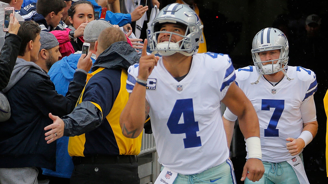 Cowboys fan trots through Walmart on horseback after team's win, Jerry  Jones reacts