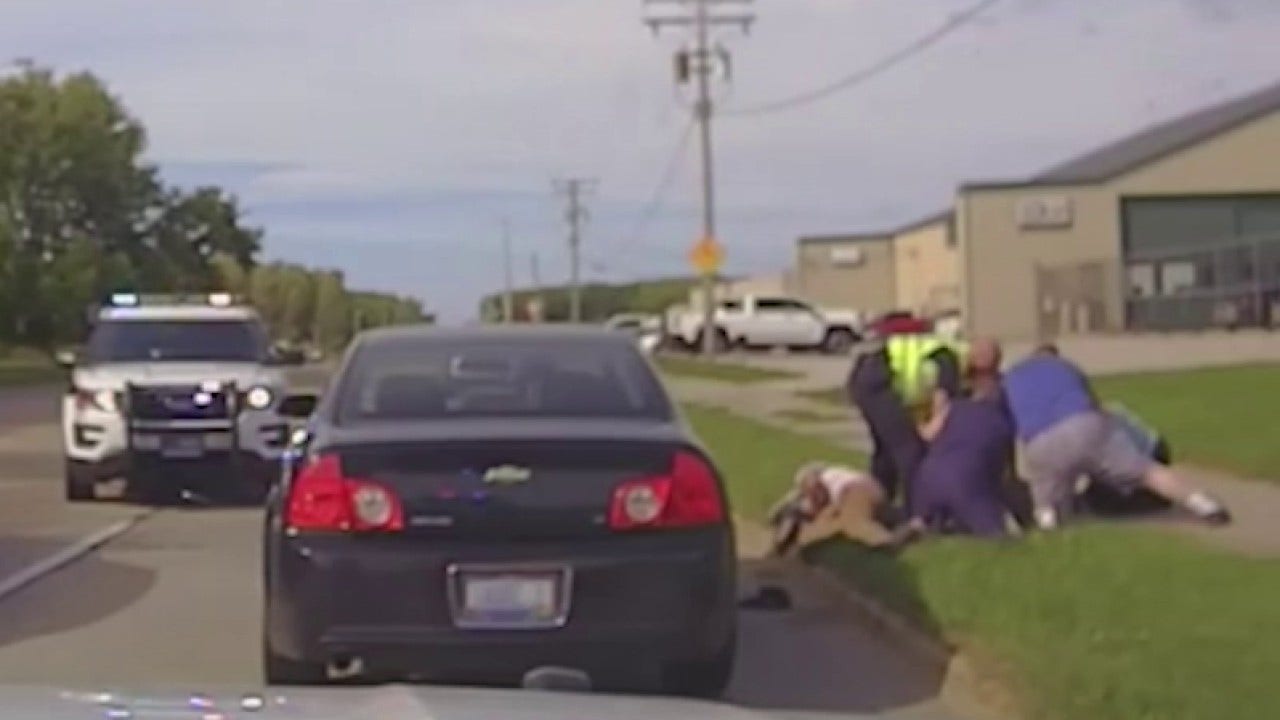 News :Ohio good Samaritans rush to help police officer in roadside struggle: ‘You don’t do that to a woman’