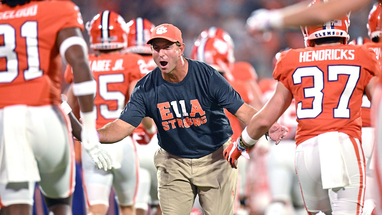 Dabo Swinney threatens to bench starting QB if it will improve Clemson's  offensive woes