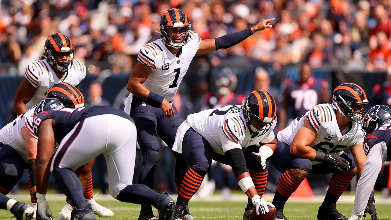 Bears' Justin Fields on his performance in victory over Texans: 'I played  like trash'