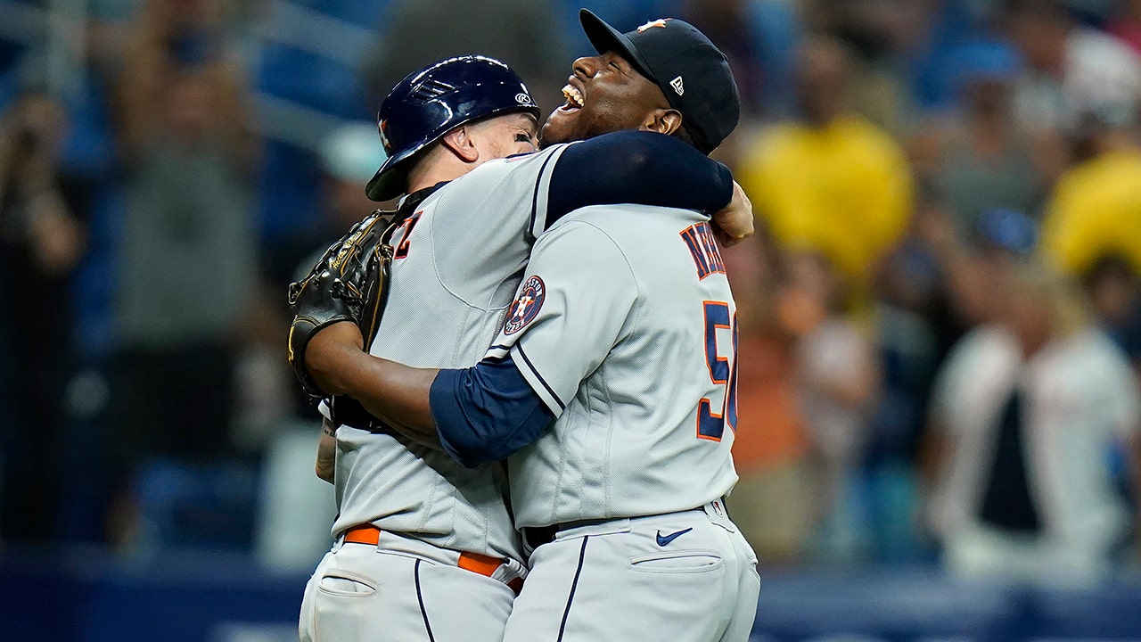 AL West standings: Astros hold off Mariners after bizarre Hector