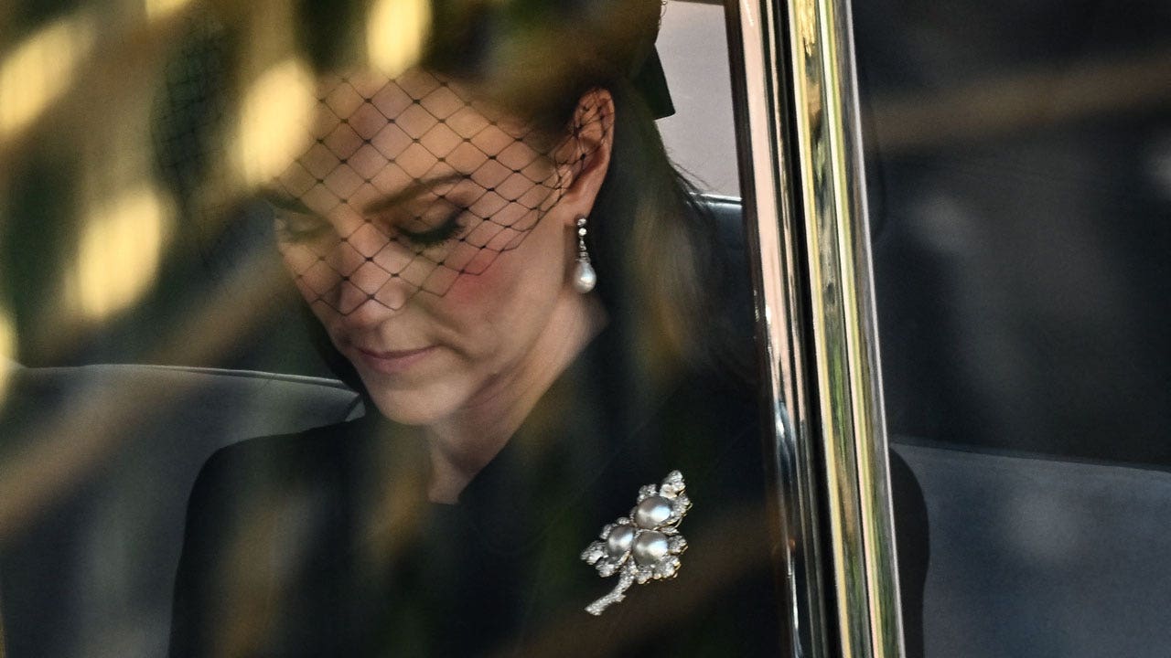 Kate Middleton honors Queen Elizabeth II by wearing queen's brooch to pay her respects