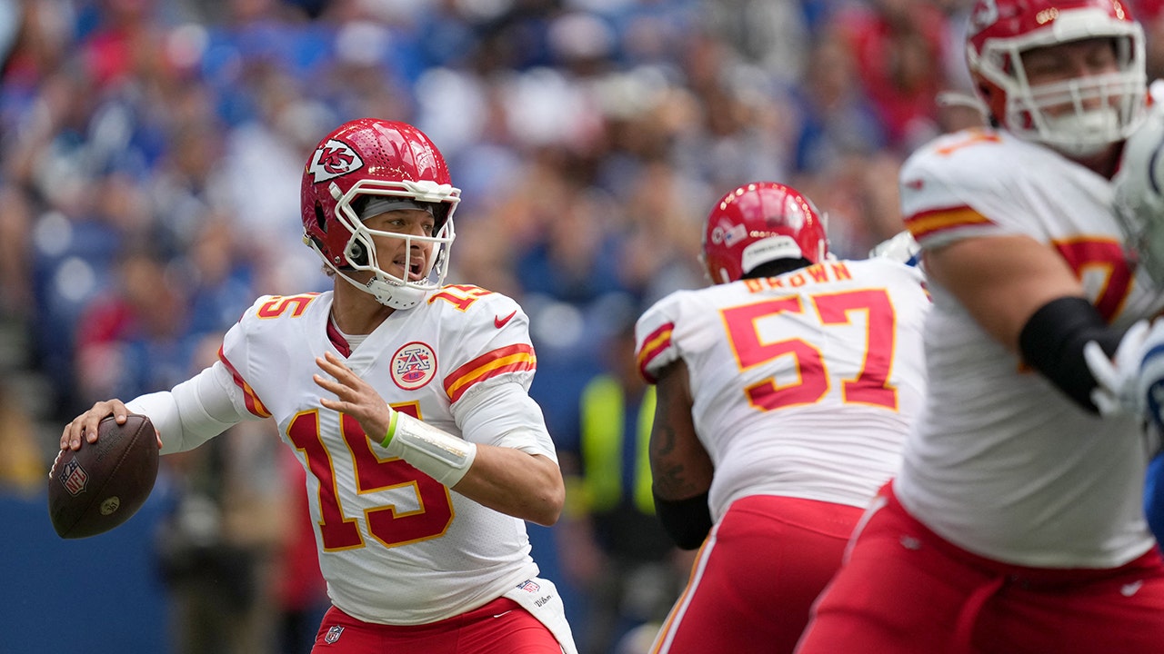 Patrick Mahomes can see himself following Tom Brady's lead and playing till  he's 45 years old, NFL News