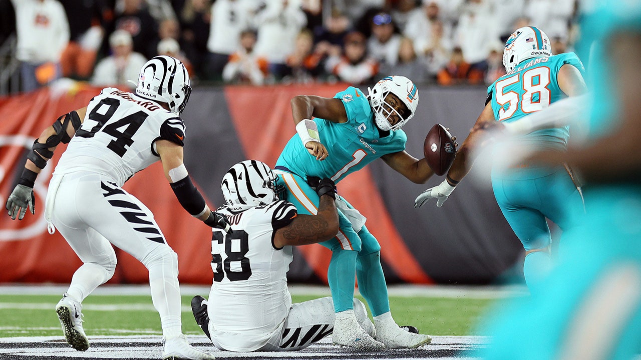 Tua Tagovailoa returns, Dolphins beat Steelers when defense closes