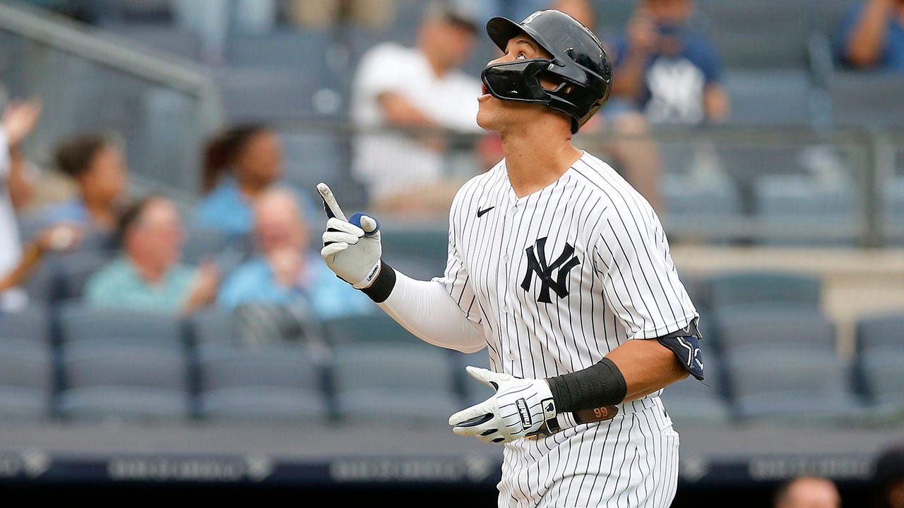 Aaron Judge hits his 62nd home run, setting a new American League record 