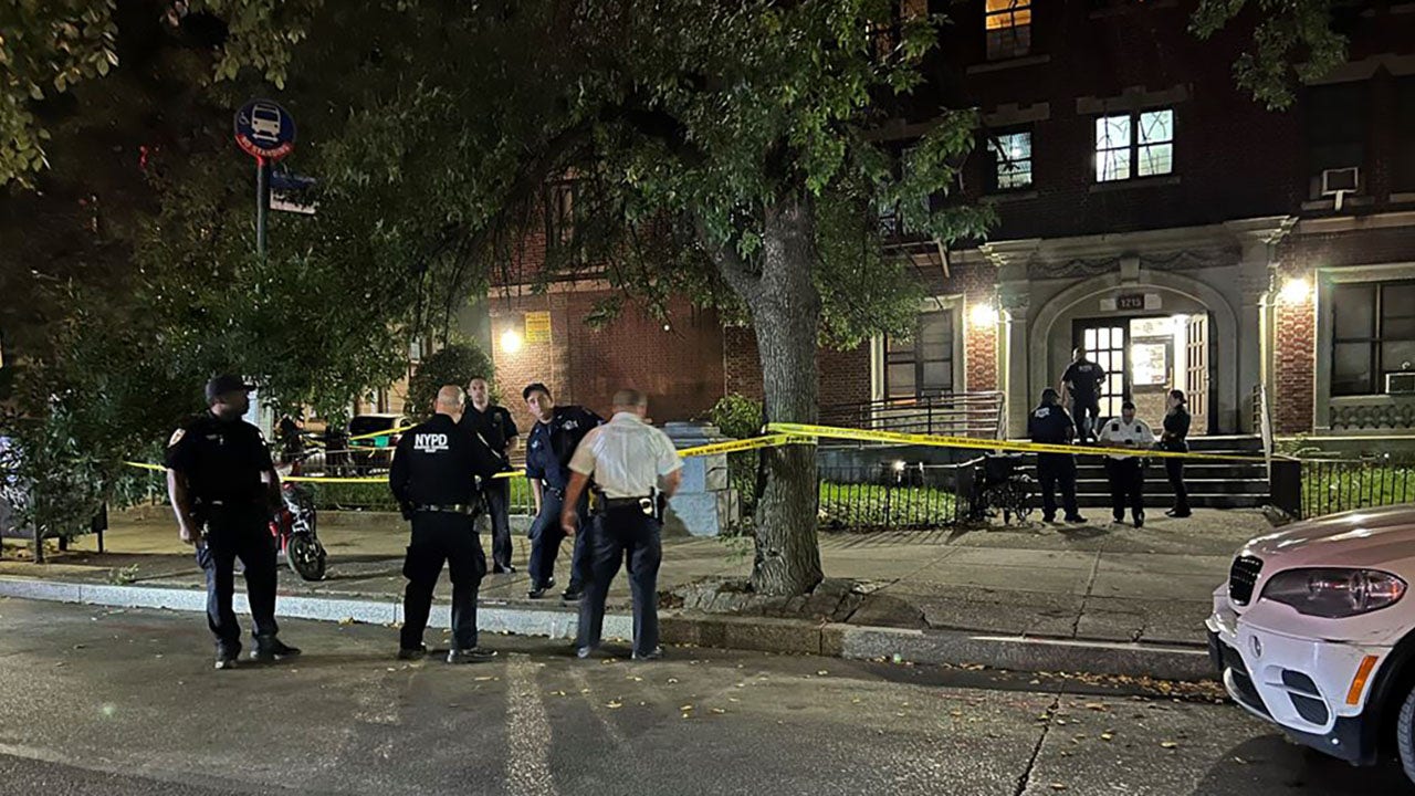 New York girl, 17, fatally shot outside of Brooklyn apartment; suspects at large