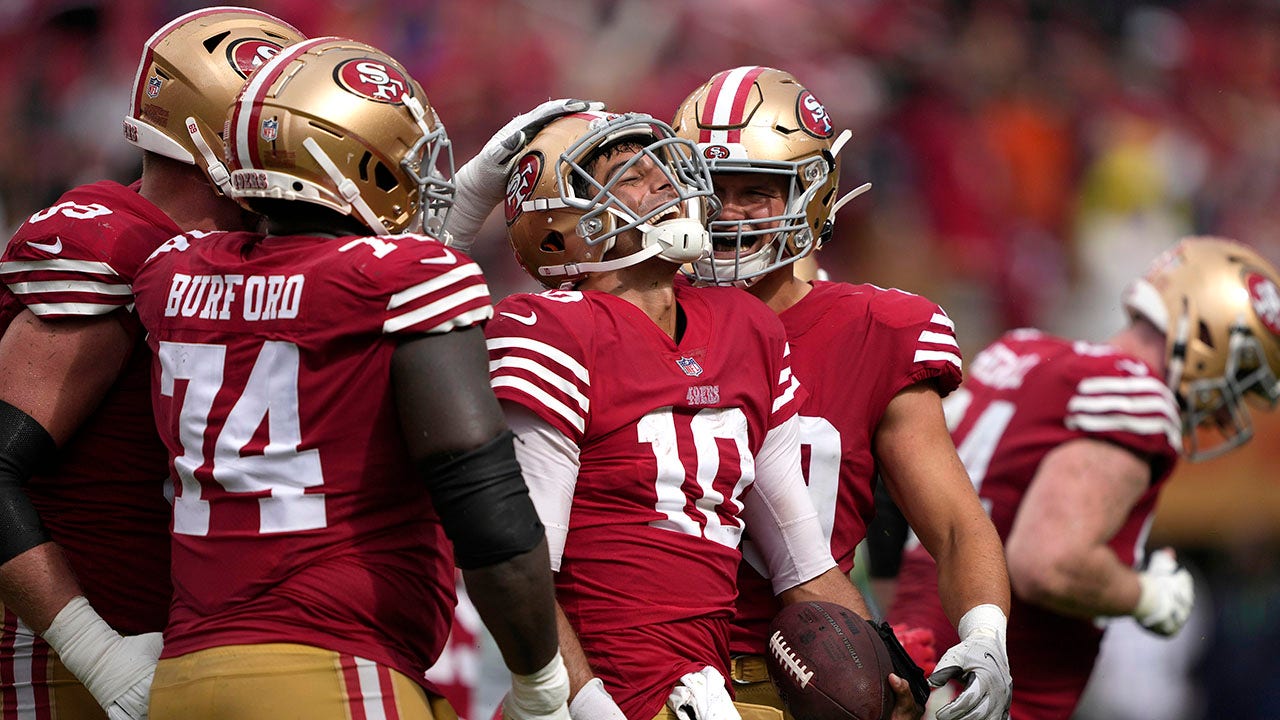 49ers dominate Seahawks in NFC West matchup, but comes at cost of Trey Lance's season