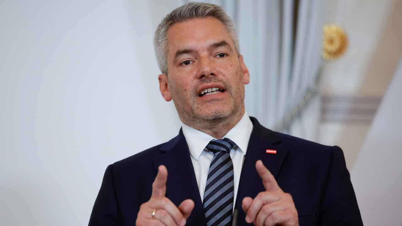 News :Austria to begin checks at border crossings with Slovakia to stop migrants