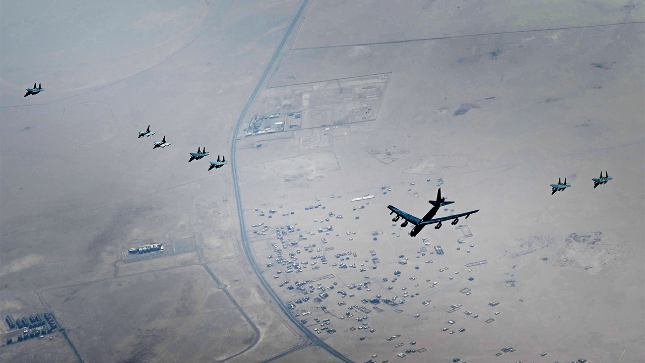 Die US-Armee fliegt zwei B-52H Stratofortress atomwaffenfähige Flugzeuge über dem Nahen Osten