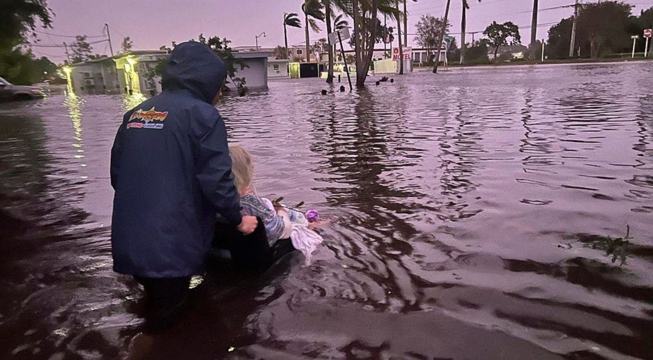 Florida disabled mother rescued from flooded home by former North Chicago police officer during Hurricane Ian - Fox News