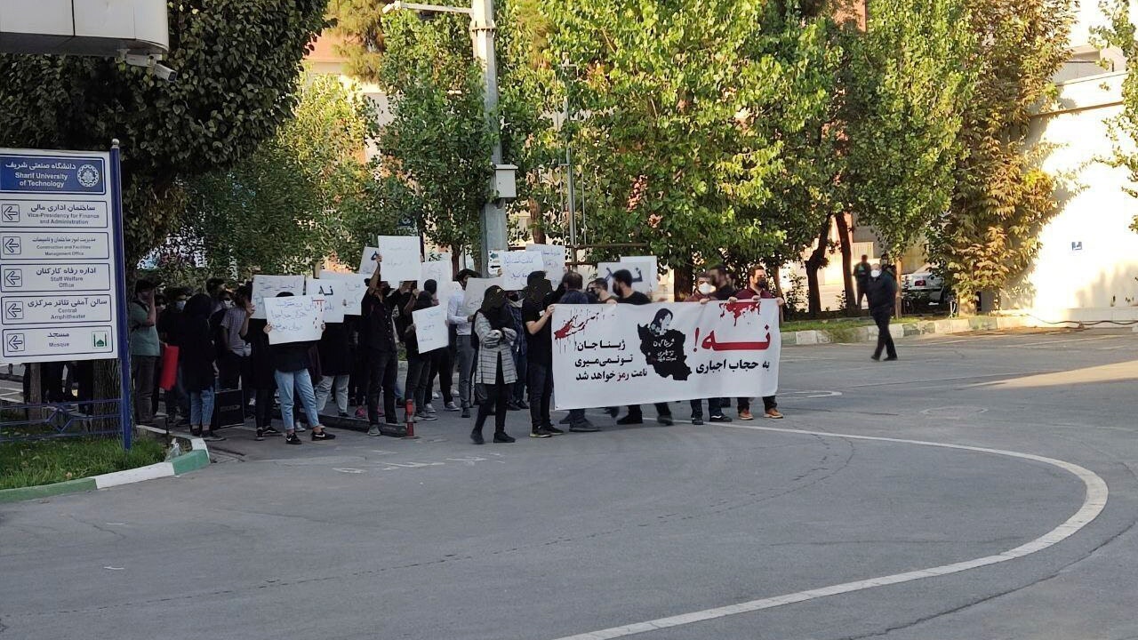 Les manifestations en Iran font rage dans les rues alors que les responsables renouvellent leurs menaces