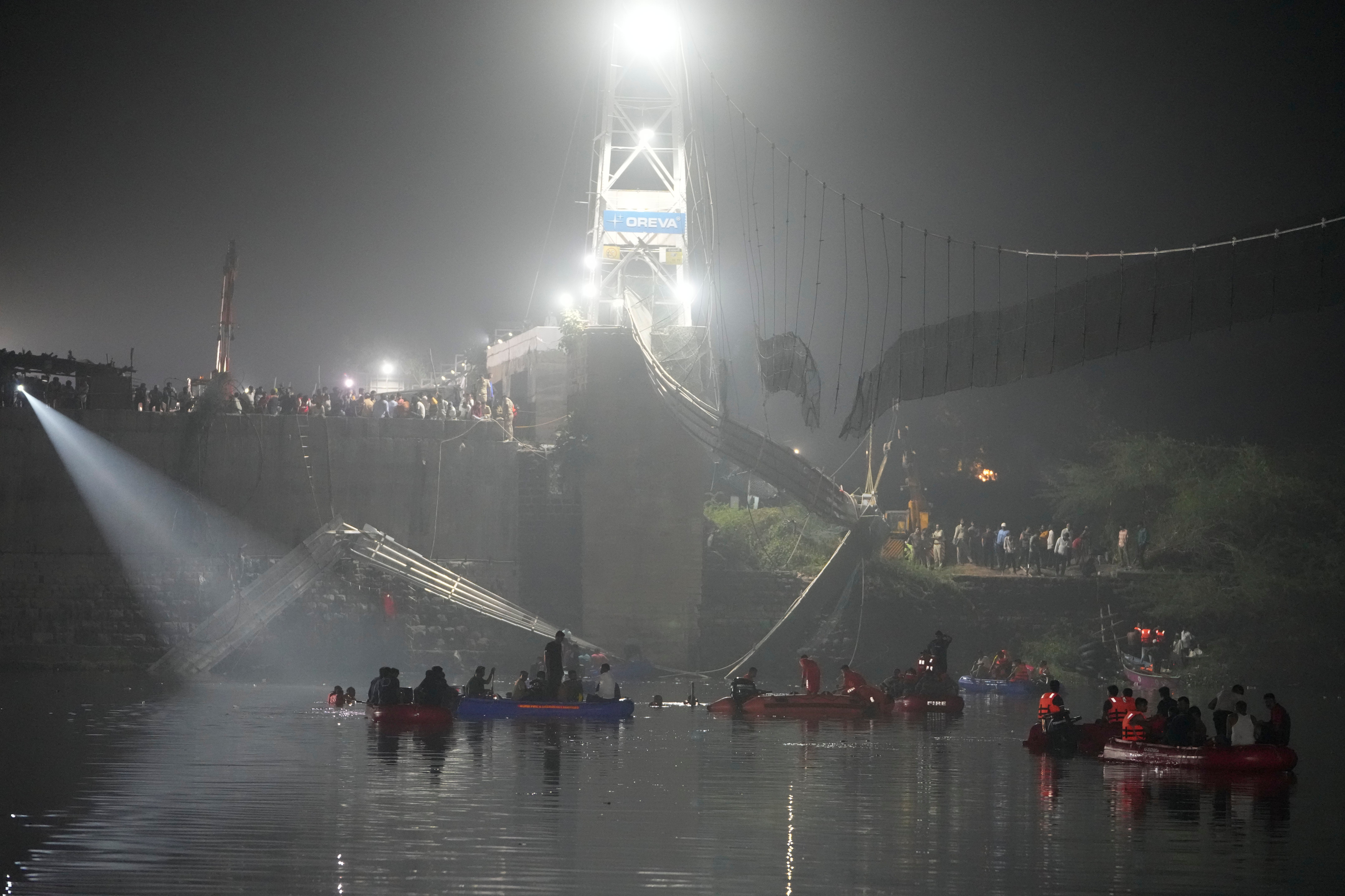 Видео обрушения моста. Пешеходный мост в Индии. Мост Морби в Индии. Индия Гуджарат обрушение моста. Подвесной мост в Индии Гуджарат.