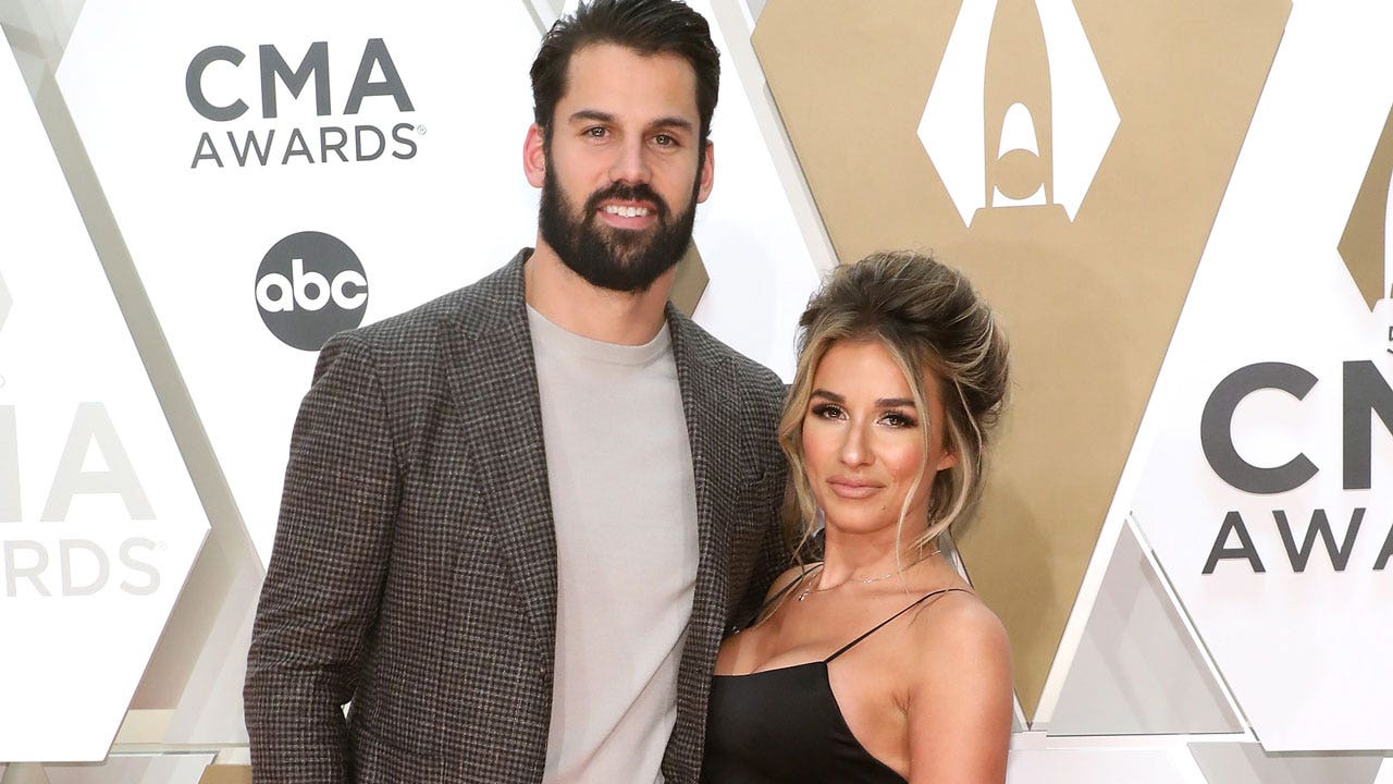 Jessie James Decker jokes husband Eric's abs are 'fake' in shirtless snap following Photoshop accusations - Fox News