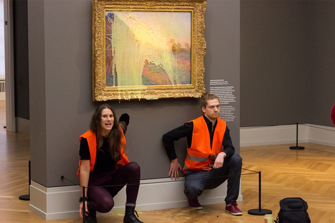 Photo of Deutsche Klimaschutzaktivisten streuen Kartoffelpüree über Monets Gemälde