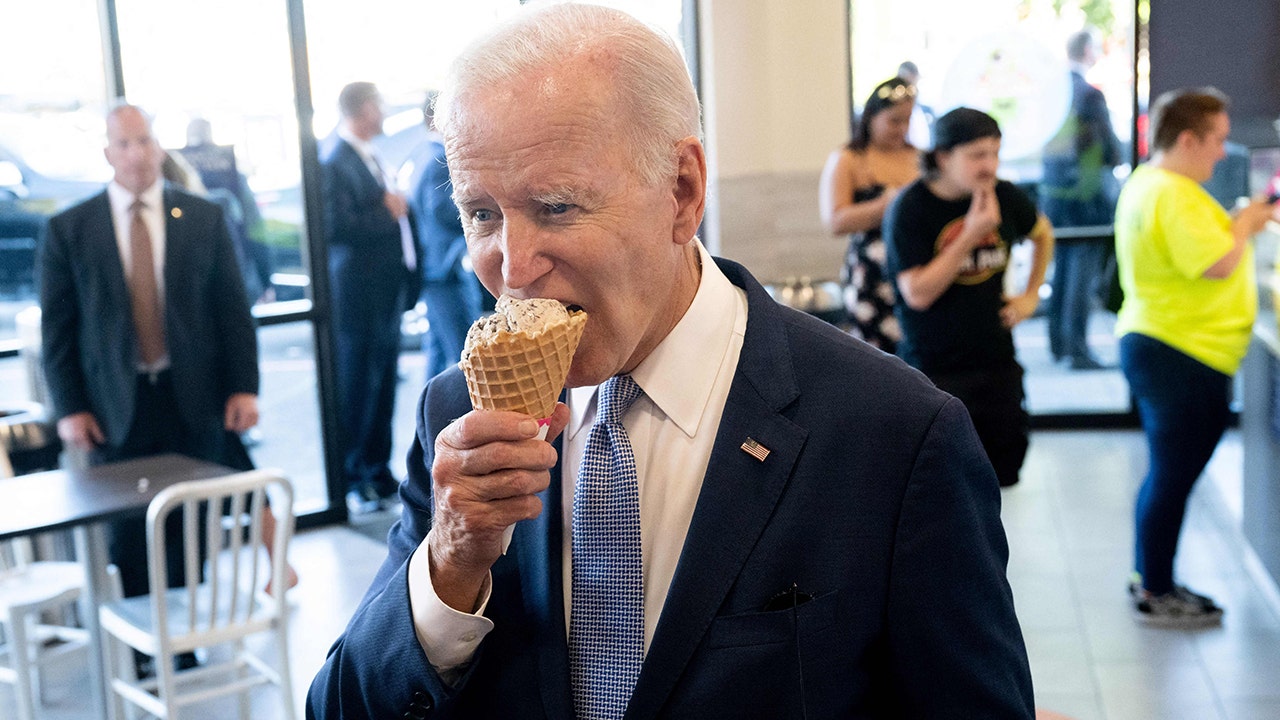 sejle Australsk person præsentation Biden blasted for telling reporter the economy is 'strong as hell' while  eating ice cream in Portland | Fox News