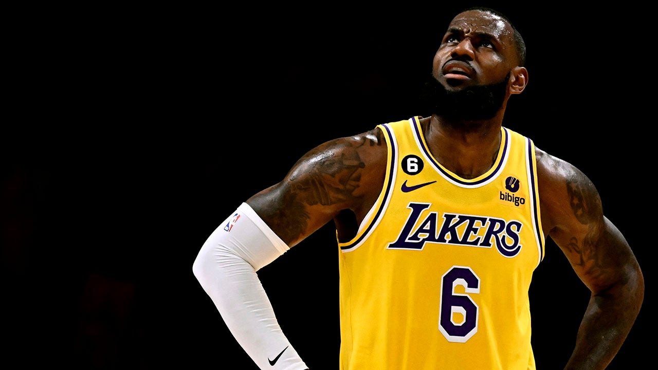 De schietproblemen van de Lakers blijven verliezen van de Clippers en verliezen hun tweede opeenvolgende wedstrijd om het seizoen te beginnen