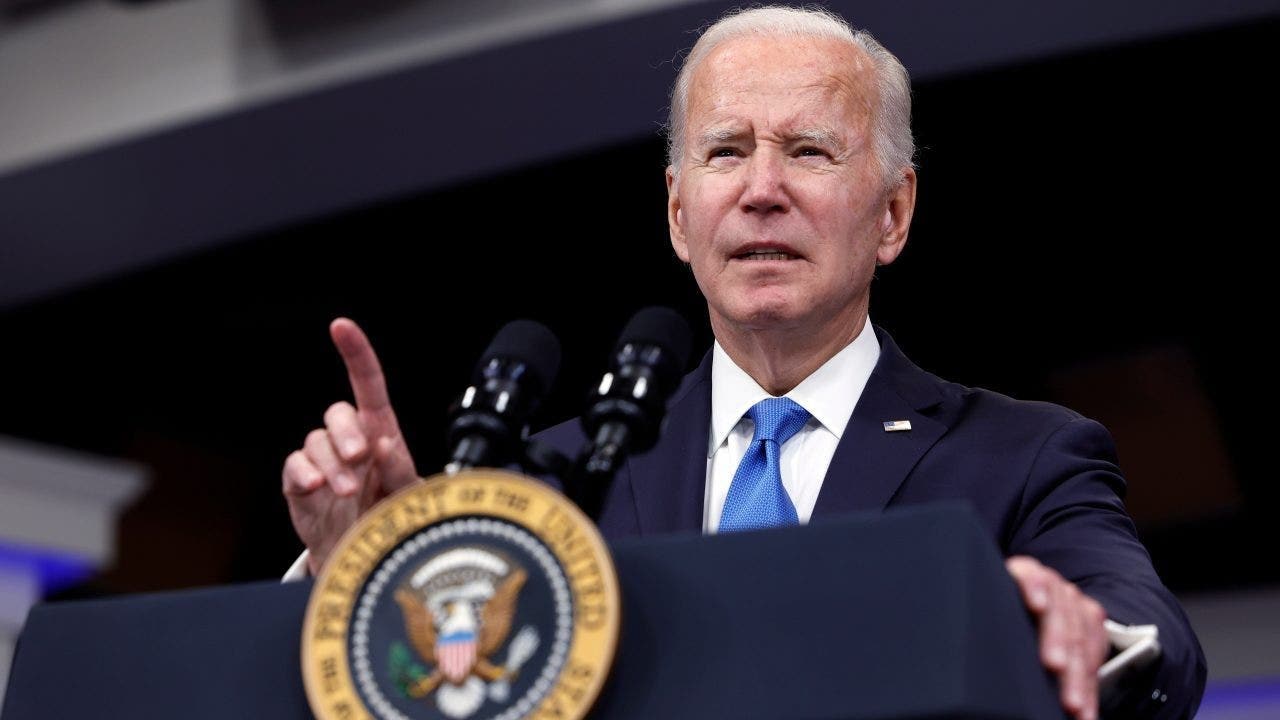 Obama campaign blitz in full swing as Biden backs off days before midterms: 'They don't want him'