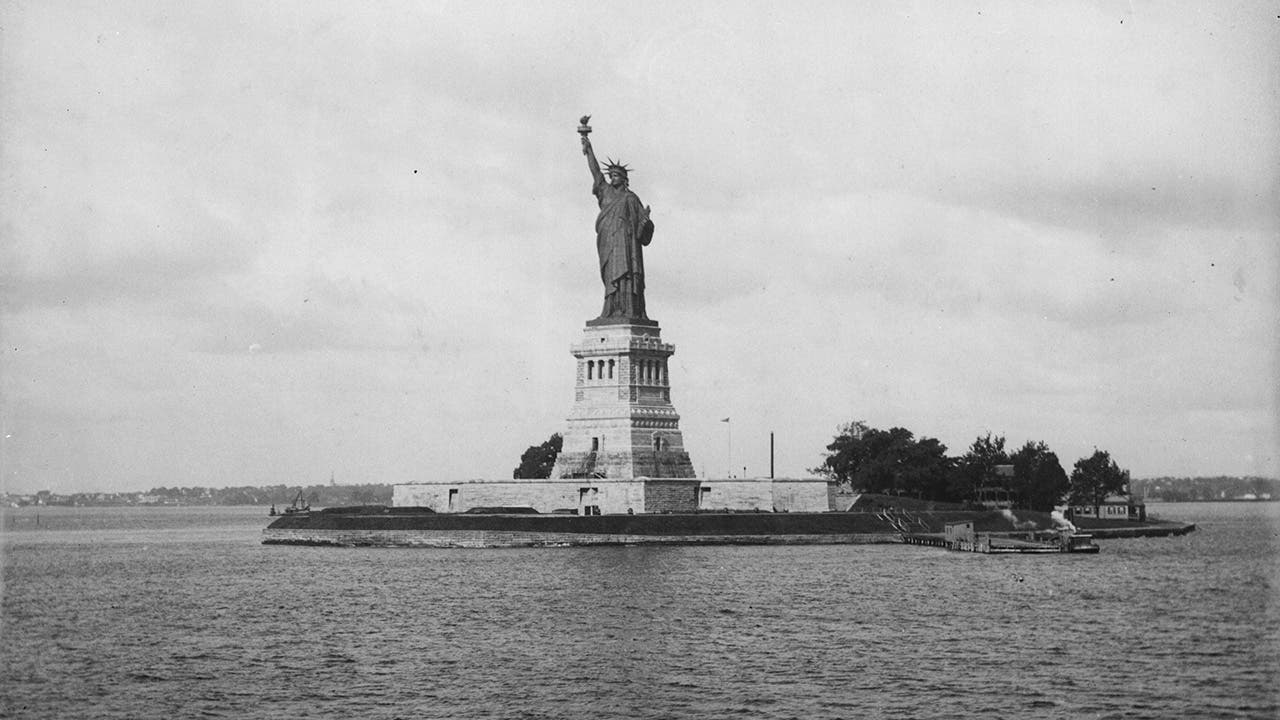 2022 movie statue of liberty