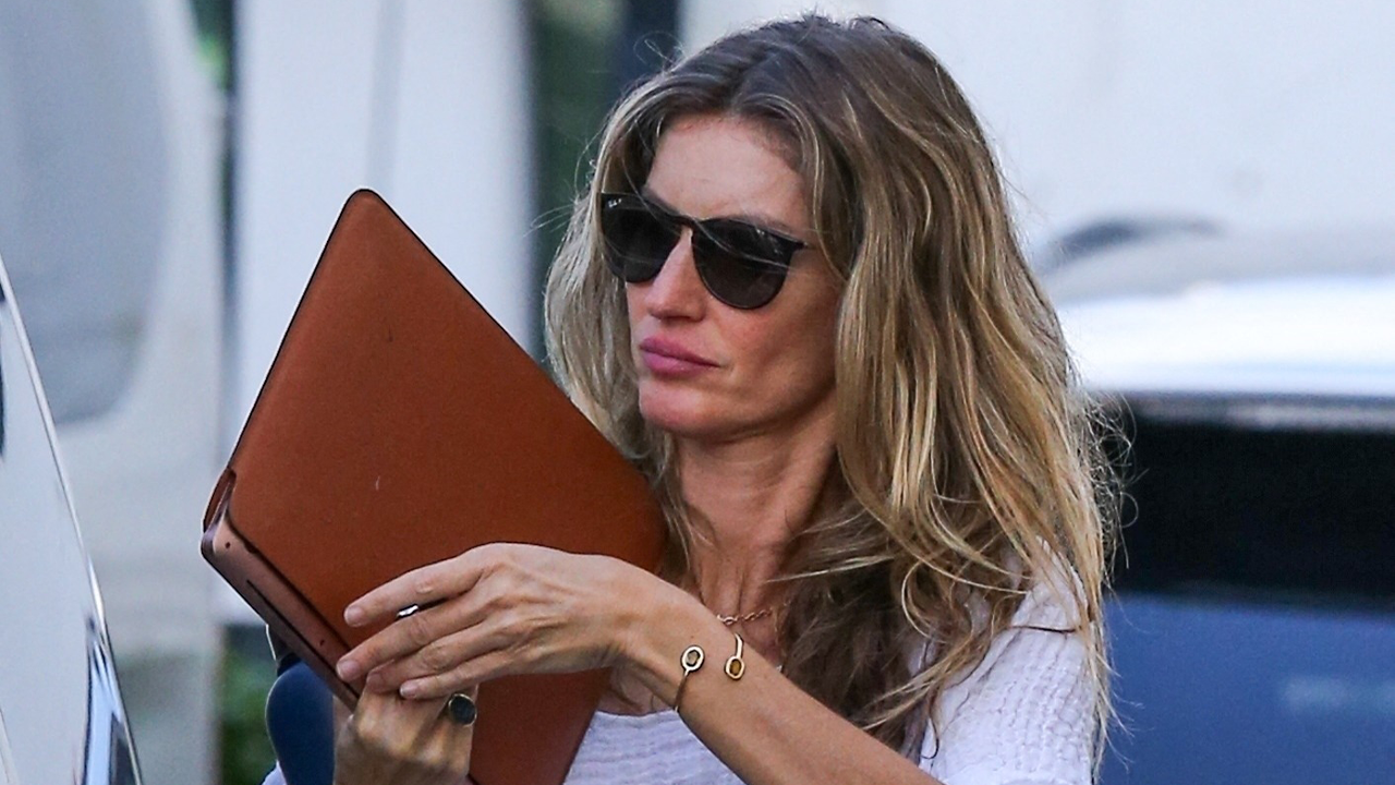 Gisele Bündchen steps out without her wedding ring amid reports that she and Tom Brady hired divorce lawyers