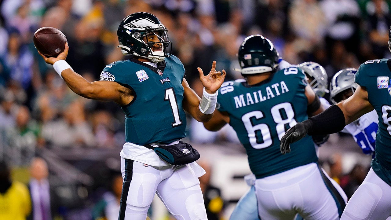 Eagles remain only unbeaten team in NFL after rattling Cowboys