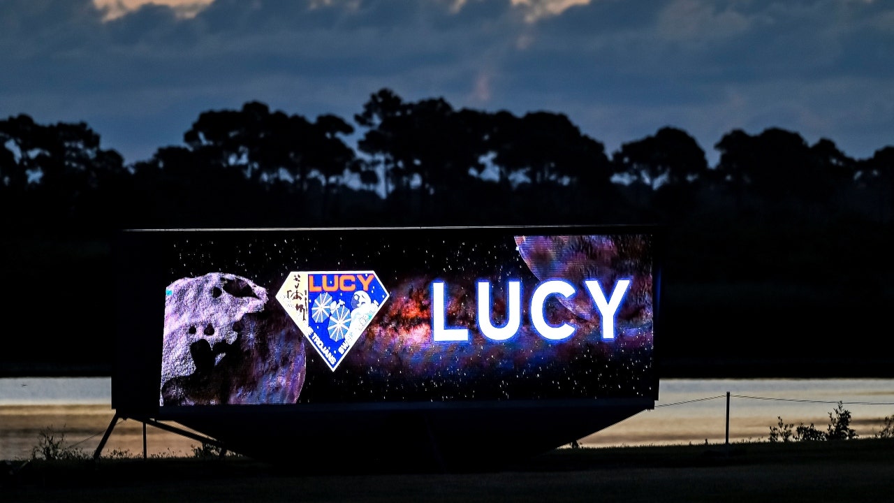 Pesawat ruang angkasa Lucy NASA terbang di atas Bumi pada ulang tahun pertama peluncurannya dalam misi untuk menjelajahi Jupiter