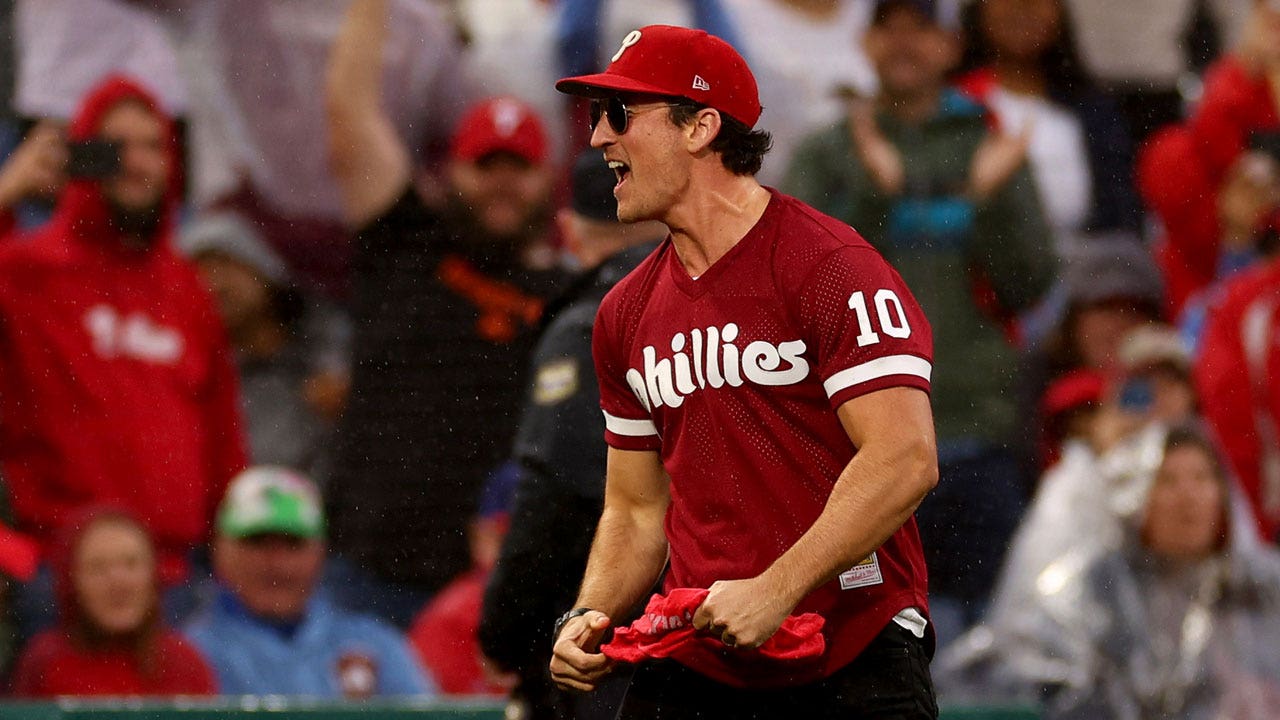 'Top Gun' star Miles Teller celebrates as Phillies head to the World Series