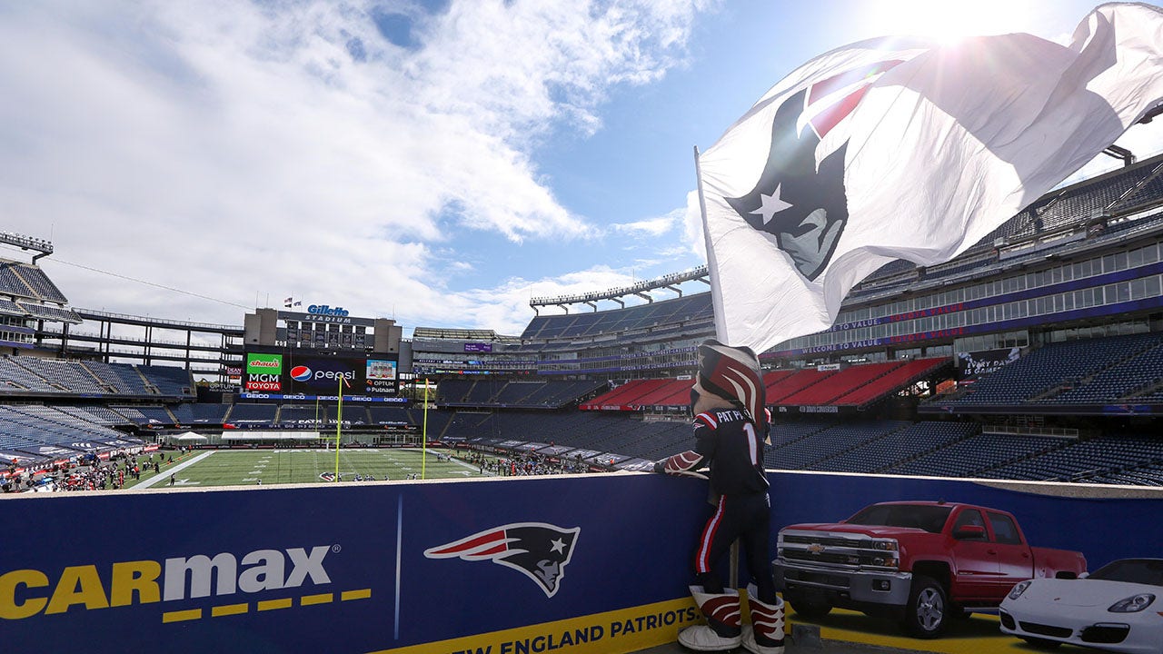 Tom Brady saluted by Patriots fans at Gillette Stadium — and returns the  favor