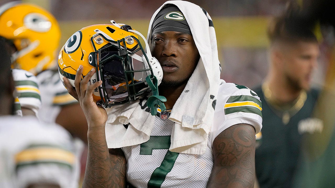 Packers' Quay Walker ejected after shoving Bills coach on sideline | Fox  News