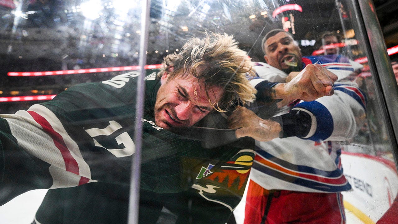 Rangers' Ryan Reaves brawls with Wild's Marcus Foligno, points to