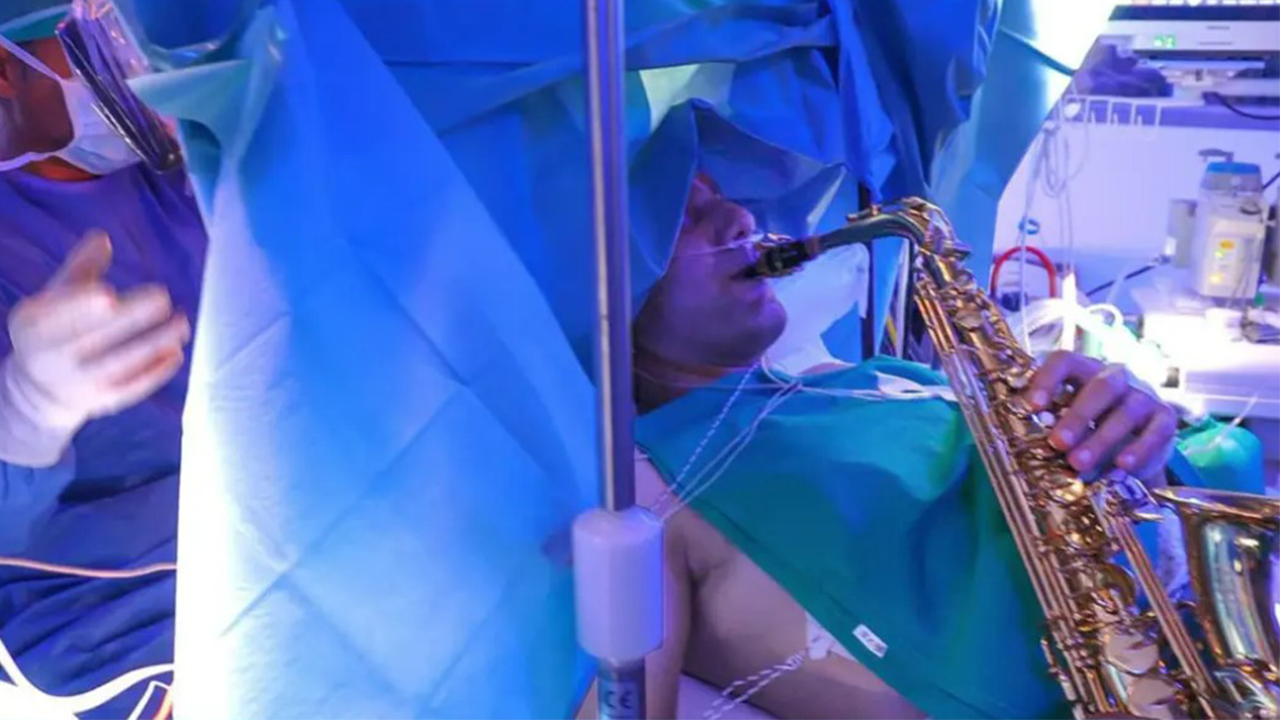Muzyk gra na saksofonie podczas dziewięciogodzinnej operacji mózgu