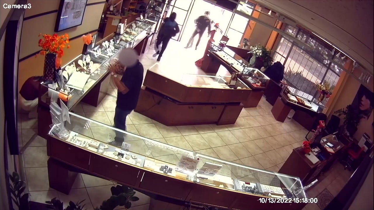 News :California jewelry store employees pistol-whipped by disguised thief during armed robbery