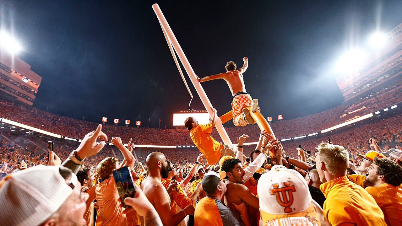 Tennessee fans celebrate win over Alabama by taking down goal post – Fox News
