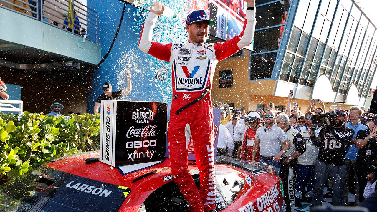 Kyle Larson dominates at Homestead-Miami one week after Bubba Wallace incident