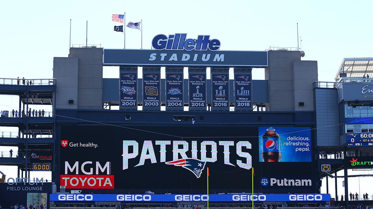 New England Patriots sign North Dakota pizza store employee to