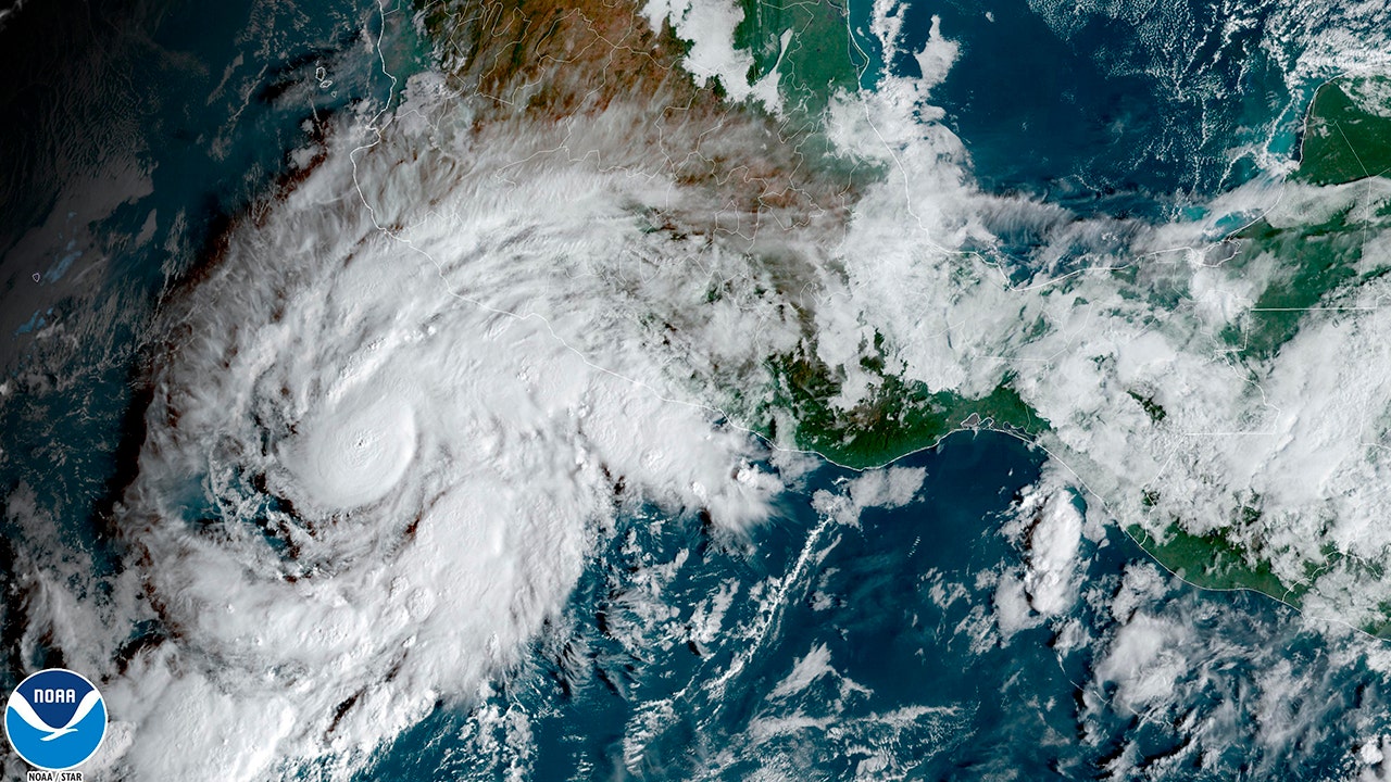 Storm Roslyn in Mexico has killed at least 3 people