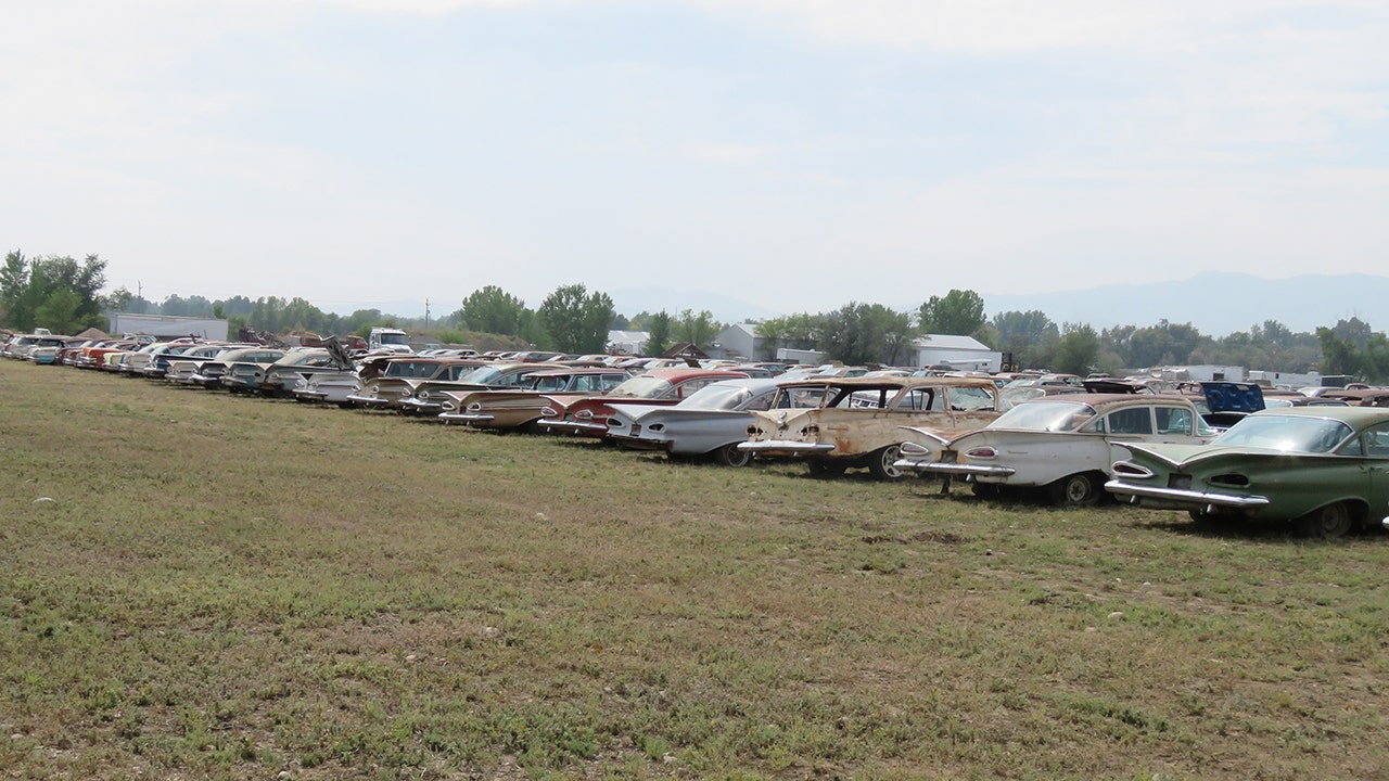 One man’s 325 classic American cars parked in Colorado field up for auction