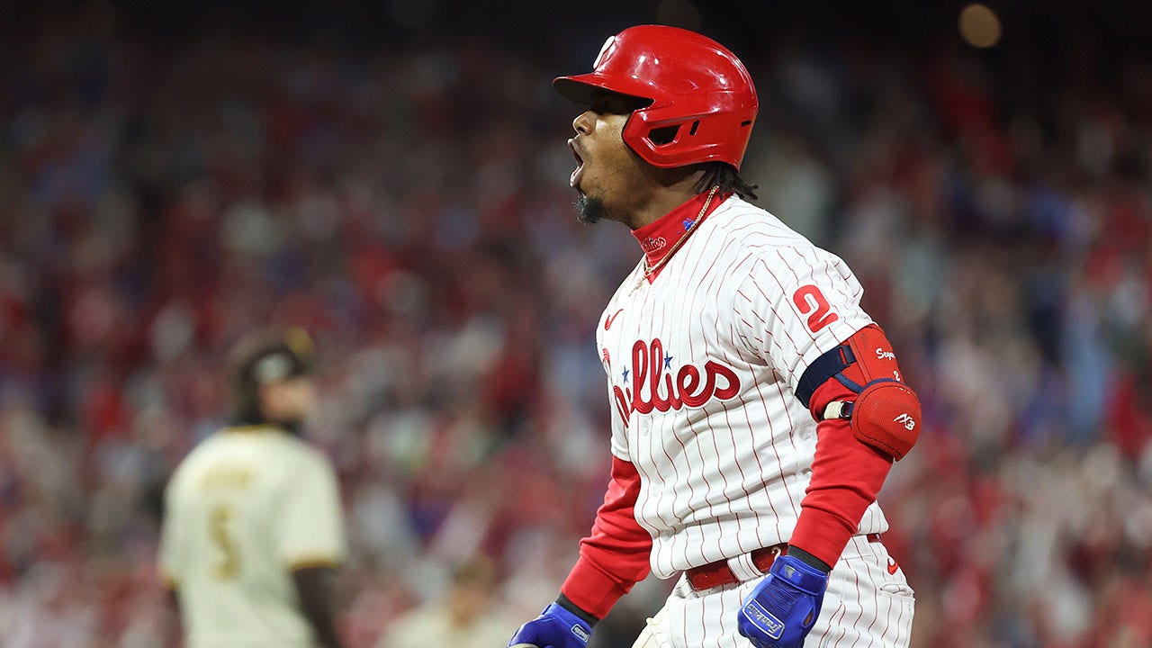 NLCS: Jean Segura and Phillies Beat Padres in Game 3 - The New York Times